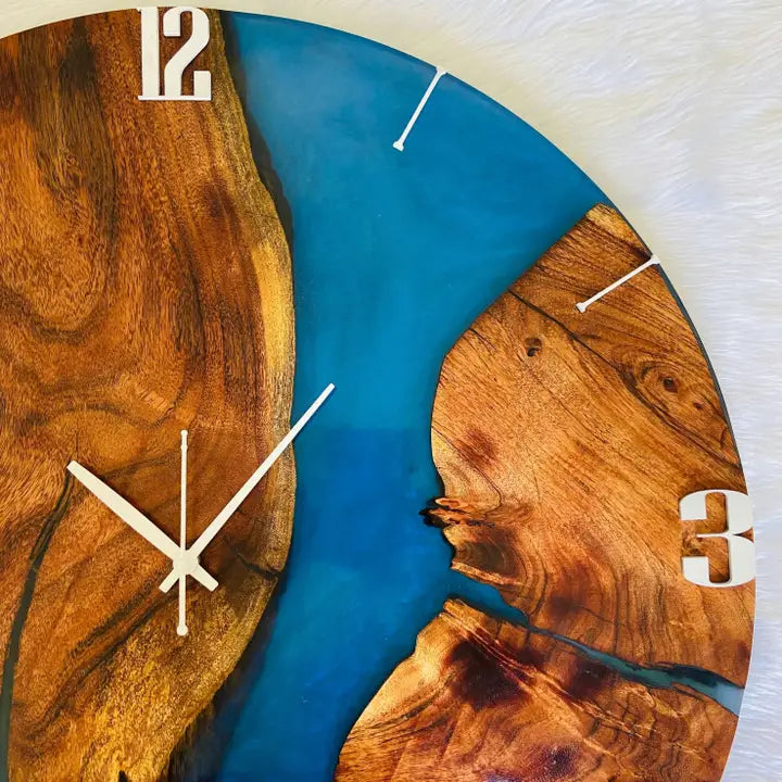 Orologio da parete astratto in resina epossidica blu e legno