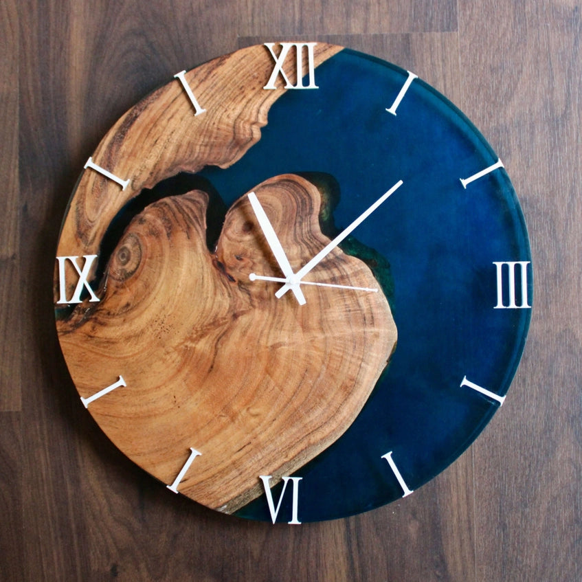 Orologio da parete astratto in resina epossidica blu scuro e legno