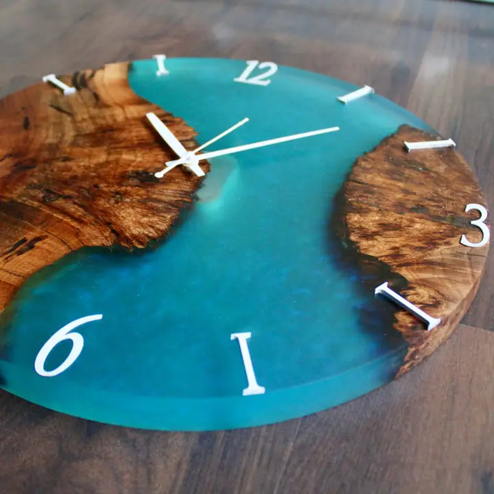 Orologio da parete astratto in resina epossidica blu e legno