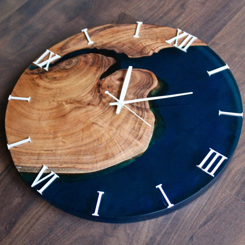 Orologio da parete astratto in resina epossidica blu scuro e legno