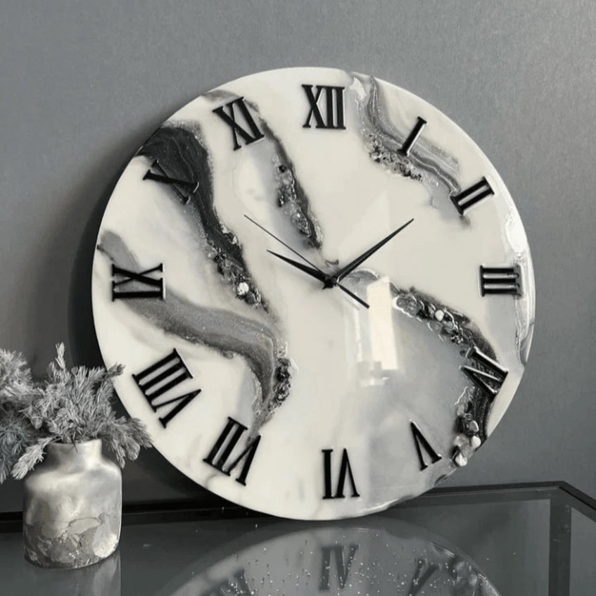 Orologio da parete astratto in resina epossidica bianco e grigio