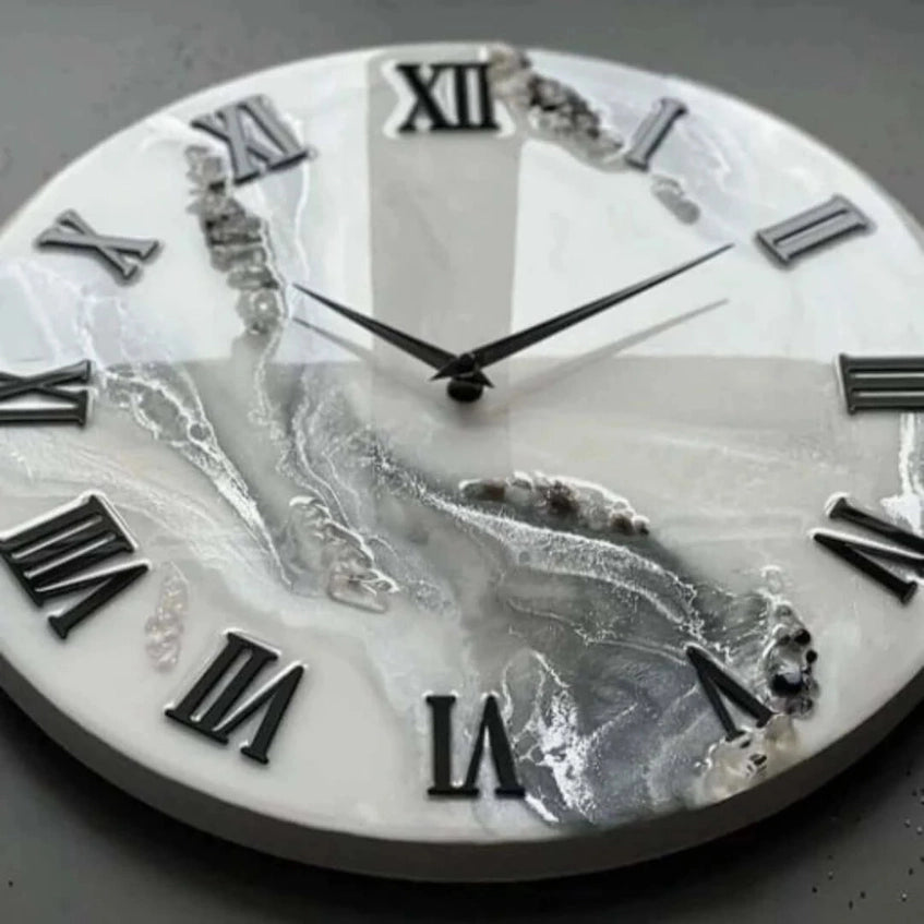 Orologio da parete astratto in resina epossidica bianco e grigio