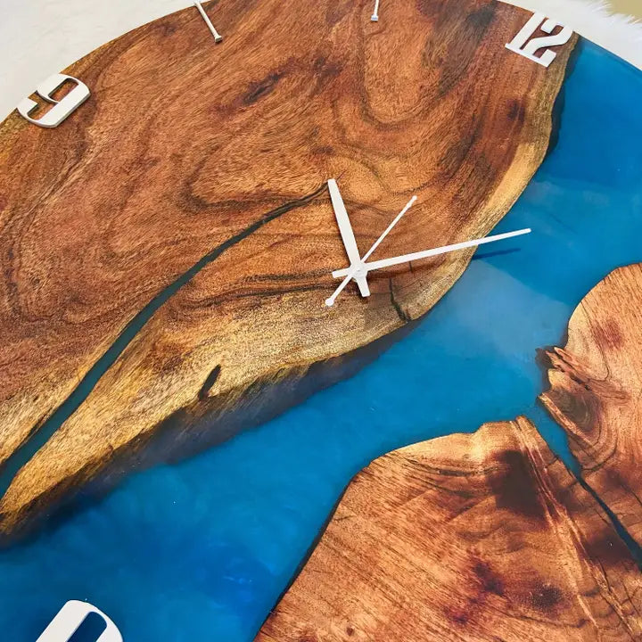 Orologio da parete astratto in resina epossidica blu e legno