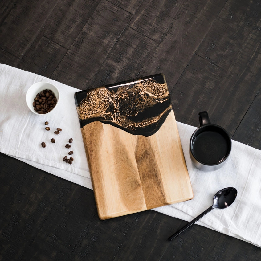 Flawing cutting board in handmade resin